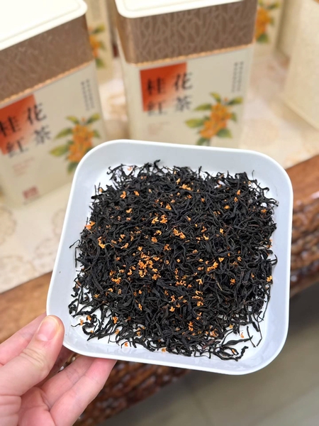 桂花红茶干茶与桂花花瓣