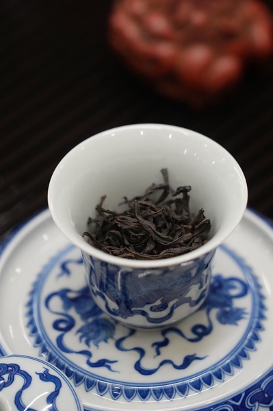 茶盏中的干茶样