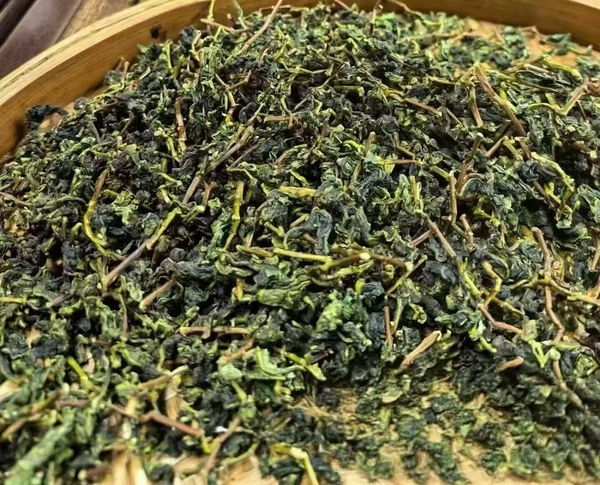 加工整理中的茶叶