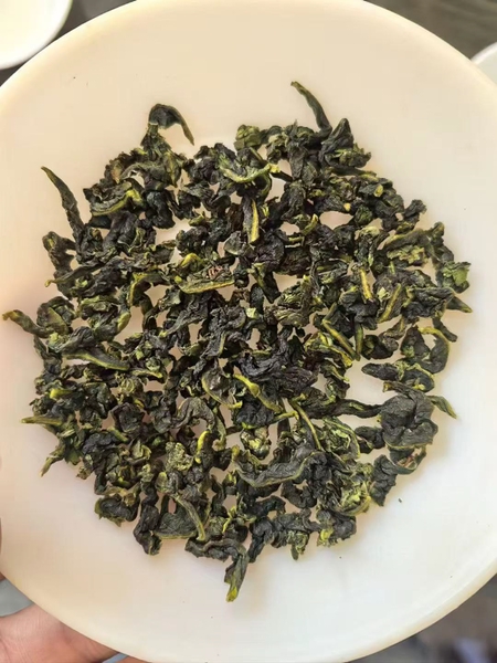 竹盘中摊开的成品茶叶