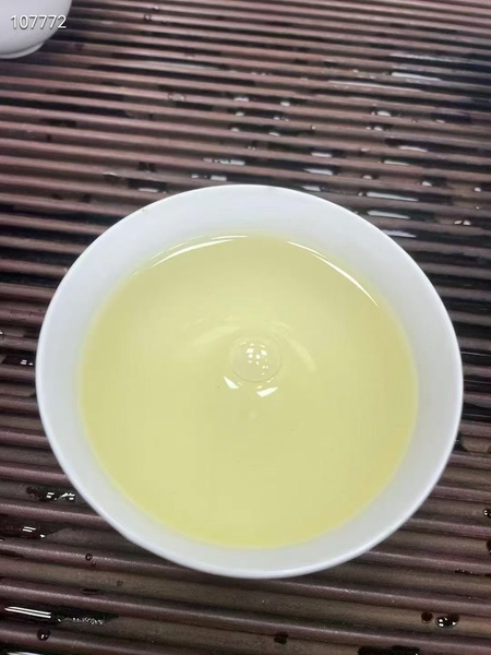 热水注入茶盏，茶叶舒展